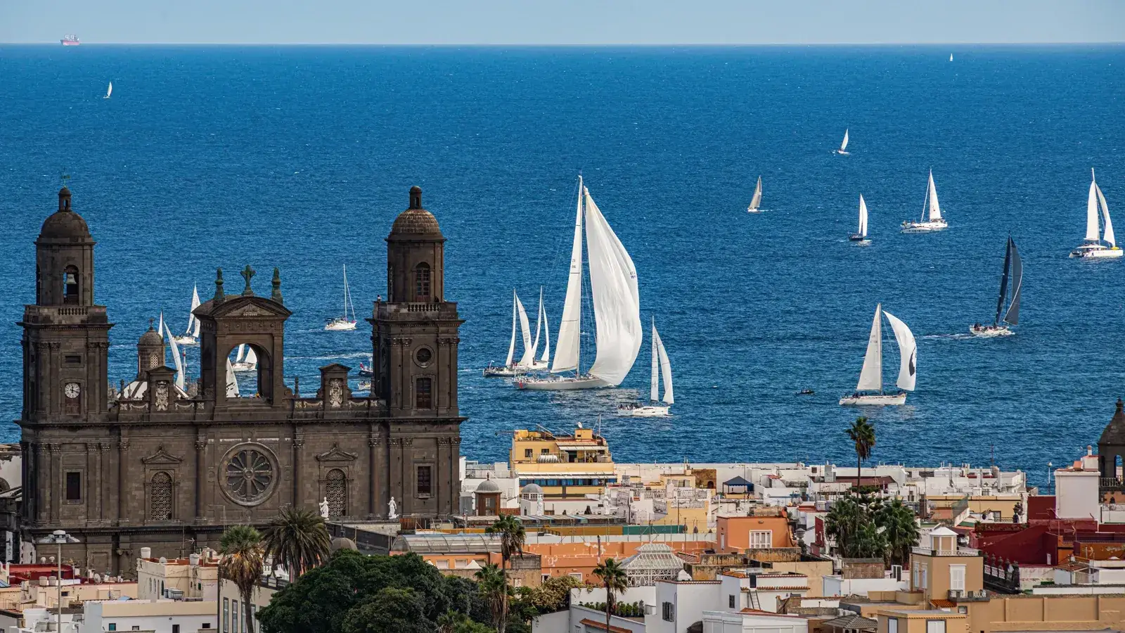 Vegueta y Las Canteras, los dos extremos de la capital que se recorren a pie desde el hotel.